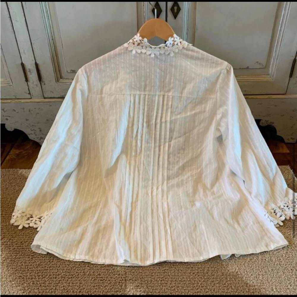 Vici White Floral Embroidered Blouse - Picture 11 of 11